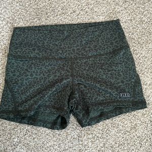Fleo shorts - green Lepard